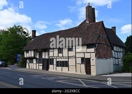 Mason's Court, un edificio a graticcio su renother Street nella cittadina di Stratford Upon Avon nel Warwickshire Foto Stock