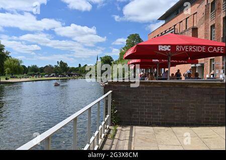 River Avon, Stratford Upon Avon, con la sua vista dal Riverside Cafe al Royal Shakespeare Theatre Foto Stock