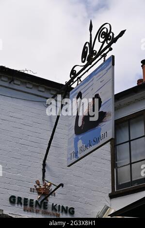 Black Swan pub segno, Waterside, Stratford Upon Avon, Warwickshire. Il pub è anche affettuosamente conosciuto come il Duck sporco Foto Stock