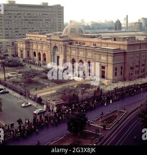 PLAZA EL TAHRIR. MUSEO DE ANTIGUEDADES EGIPCIAS. INAGURADO IT 1902. - FOTO AÑOS 70. Autore: DOURGRION MARCEL. Posizione: MUSEO EGIZIO. KAIRO. EGITTO. Foto Stock