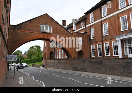 Un ponte modellato sul 'Ponte dei Sospiri' unisce parti del Marlborough College nella città mercato Wiltshire con lo stesso nome. Foto Stock