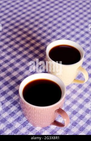 Due tazze di caffè turco caldo isolato sulla tovaglia di Dama viola Foto Stock