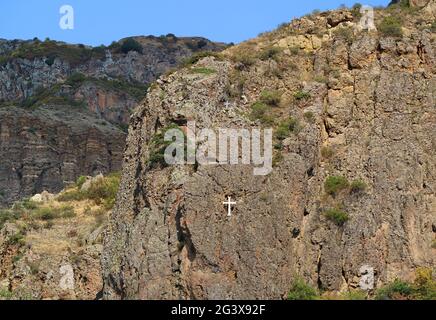 Impressionante collina rocciosa con vista della Croce Bianca dal complesso del Monastero di Geghard, vicino a Goght nella provincia di Kotayk, Armenia Foto Stock