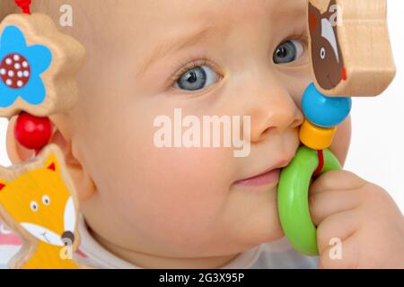 Il bambino gioca con i giocattoli di legno Foto Stock