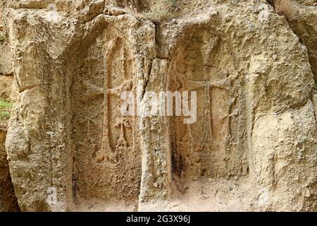 Croci incise nel complesso del Monastero medievale di Geghard, patrimonio dell'umanità dell'UNESCO vicino a Goght, provincia di Kotayk, Armenia Foto Stock