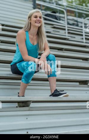 Un atleta del giovane istituto universitario di atletica si prepara per UN incontro di pista Presso un'Università Foto Stock