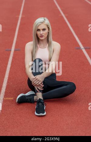 Un atleta del giovane istituto universitario di atletica si prepara per UN incontro di pista Presso un'Università Foto Stock