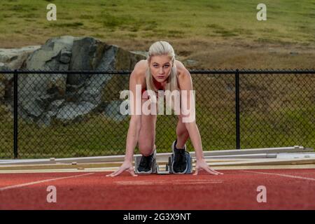 Un atleta del giovane istituto universitario di atletica si prepara per UN incontro di pista Presso un'Università Foto Stock