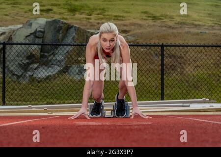 Un atleta del giovane istituto universitario di atletica si prepara per UN incontro di pista Presso un'Università Foto Stock