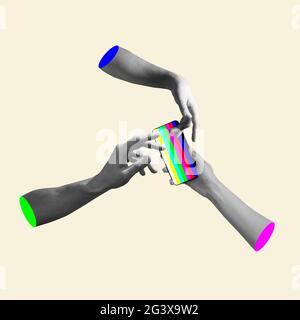 Mani estetiche su sfondo luminoso, opere d'arte. Concetto di relazione umana, comunità, unità, simbolismo, surrealismo. Foto Stock