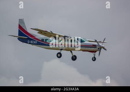 Un aereo leggero Cessna Grand Caravan 208B torna a terra su una pista di erba Foto Stock