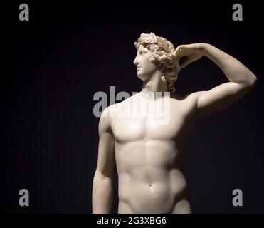 Apollo incoronarsi - l'antica scultura di Antonio Canova nel Museo Italiano Foto Stock