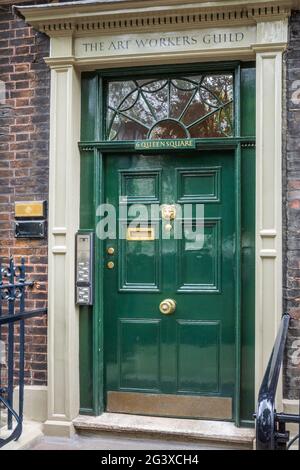 The Art Worker's Guild at 6 Queen Square, Londra. Fondata nel 1884, è un'organizzazione caritativa formata per sostenere le arti visive e l'artigianato. Foto Stock