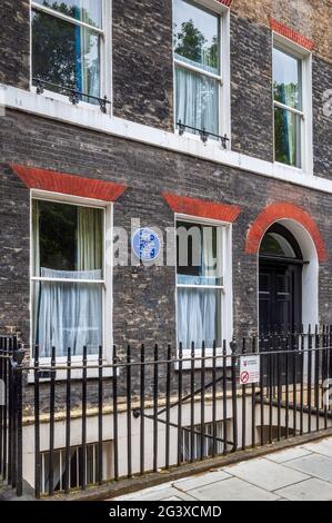 Targa blu commemorativa di George Orwell e Sir Stephen Spender che ha scritto per Horizon Magazine in questo luogo a 2 Lansdowne Terrace London WC1 Foto Stock