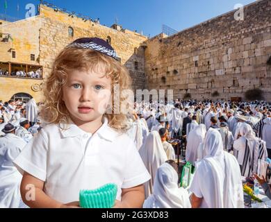 Ragazzo ebreo piccolo con ricci laterali in yarmulke Foto Stock