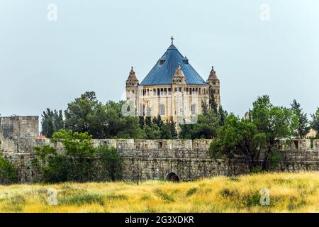 Tempio cristiano vicino alle mura Foto Stock
