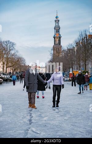 Pattinaggio sul ghiaccio sui canali di Amsterdam Paesi Bassi in inverno, canali congelati ad Amsterdam in inverno Foto Stock