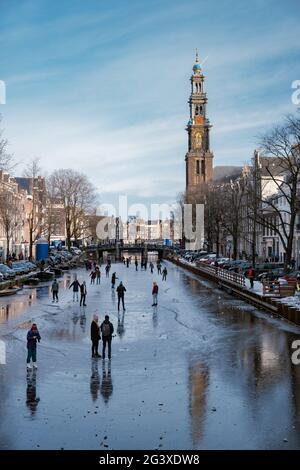 Pattinaggio sul ghiaccio sui canali di Amsterdam Paesi Bassi in inverno, canali congelati ad Amsterdam in inverno Foto Stock