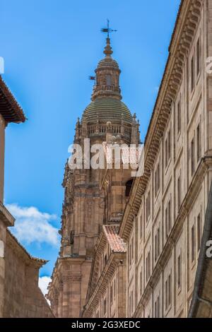 Salamanca / Spagna - 05 12 2021: Vista sulla torre barocca dell'edificio la Clerecía, Università Pontificia di Salamanca, Universidad Pontificia Foto Stock