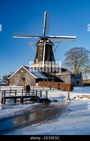 Pelmolen Ter Horst, Rijssen coperto di neve paesaggio in Overijssel Paesi Bassi, storico mulino a vento durante l'inverno con bianco Foto Stock