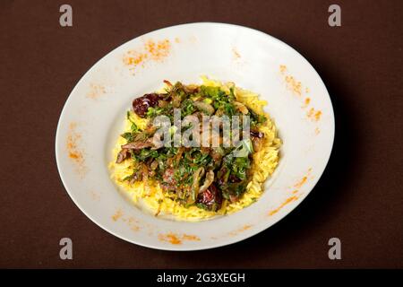 Antipasto di carne a base di pezzi di vitello, salsa e verdure. Insalata verde per decorare il piatto. Primo piano. Concetto - ingredienti Foto Stock