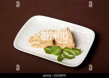 Dessert italiano - waffle croccanti con gelato, formaggio cremoso e marmellata. Pezzi di frutta per dessert. Concetto - cibo dolce, obesità Foto Stock