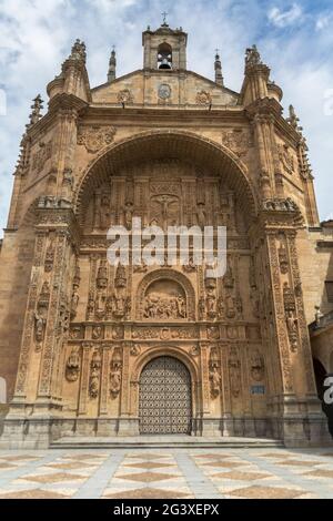 Salamanca / Spagna - 05 12 2021: Vista dettagliata sulla facciata anteriore del convento di San Esteban, stile gotico plateresco, centro di Salamanca Foto Stock