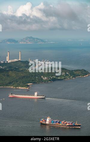 Navi portacontainer nella Manica orientale di Lamma, dopo la punta settentrionale dell'isola di Lamma, Hong Kong Foto Stock