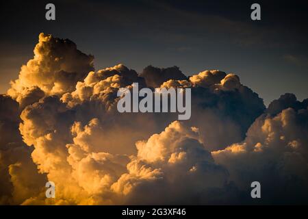 Le nubi tempeste si radunano a nord di Hong Kong in estate (versione drammatica) Foto Stock