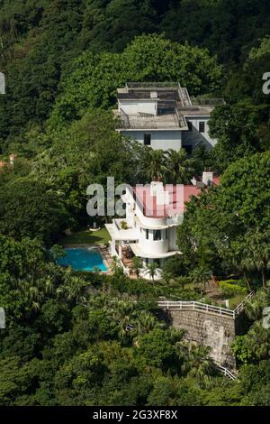 Westcrag, una casa costruita nel 1934, ora convertita in appartamenti, sulle pendici settentrionali di Victoria Peak, Isola di Hong Kong Foto Stock