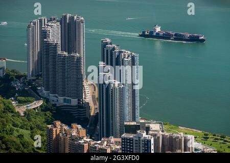 Una nave nella Manica orientale di Lamma passa davanti alle alte e lussuose torri residenziali del Residence Bel-air a Pok fu Lam, Isola di Hong Kong Foto Stock