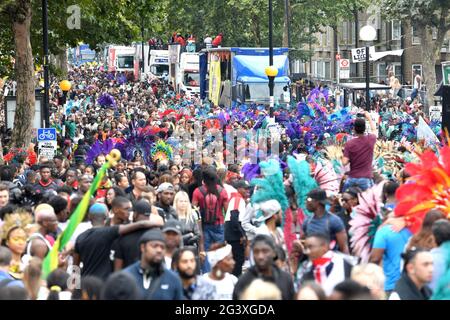 File foto datata 27/08/18 di folle durante il Carnevale di Notting Hill a Londra ovest. Gli organizzatori del Carnevale di Notting Hill hanno deciso di deciderà di togliere la manifestazione dalle strade nel suo 55° anno. Data di emissione: Venerdì 18 giugno 2021. Foto Stock