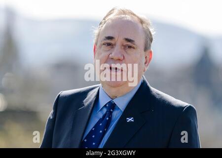 L'ex MSP Alex Salmond inizia la campagna DI ALBA Lothian con i candidati DI ALBA Lothian: Kenny MacAskill, Alex Arthur e Irshad Ahmed sulla collina di Calton a Edimburgo. Credito: Euan Cherry Foto Stock