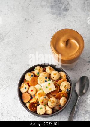 Pancake di cereali e caffè dalgona Foto Stock