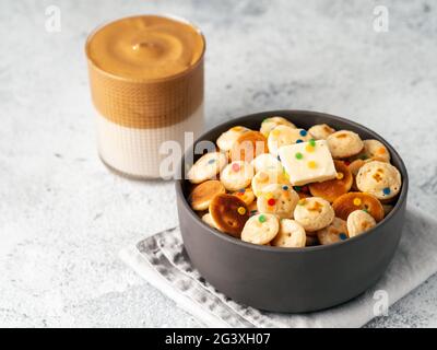 Pancake di cereali e caffè dalgona Foto Stock