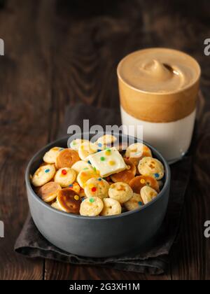 Pancake di cereali e caffè dalgona Foto Stock