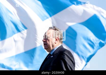 L'ex MSP Alex Salmond inizia la campagna DI ALBA Lothian con i candidati DI ALBA Lothian: Kenny MacAskill, Alex Arthur e Irshad Ahmed sulla collina di Calton a Edimburgo. Credito: Euan Cherry Foto Stock