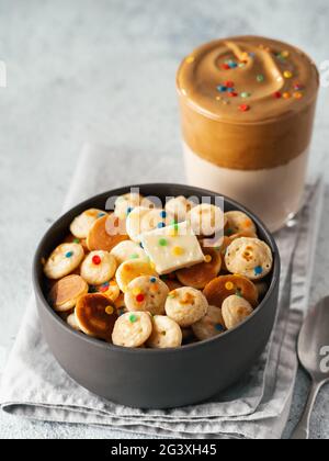 Pancake di cereali e caffè dalgona Foto Stock
