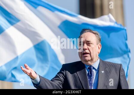 L'ex MSP Alex Salmond inizia la campagna DI ALBA Lothian con i candidati DI ALBA Lothian: Kenny MacAskill, Alex Arthur e Irshad Ahmed sulla collina di Calton a Edimburgo. Credito: Euan Cherry Foto Stock