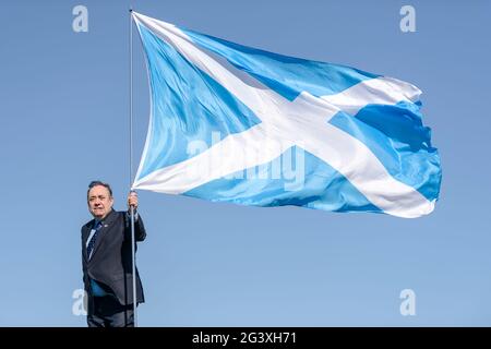 L'ex MSP Alex Salmond inizia la campagna DI ALBA Lothian con i candidati DI ALBA Lothian: Kenny MacAskill, Alex Arthur e Irshad Ahmed sulla collina di Calton a Edimburgo. Credito: Euan Cherry Foto Stock