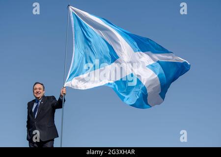 L'ex MSP Alex Salmond inizia la campagna DI ALBA Lothian con i candidati DI ALBA Lothian: Kenny MacAskill, Alex Arthur e Irshad Ahmed sulla collina di Calton a Edimburgo. Credito: Euan Cherry Foto Stock