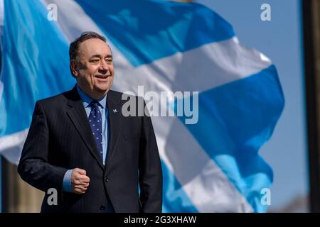 L'ex MSP Alex Salmond inizia la campagna DI ALBA Lothian con i candidati DI ALBA Lothian: Kenny MacAskill, Alex Arthur e Irshad Ahmed sulla collina di Calton a Edimburgo. Credito: Euan Cherry Foto Stock