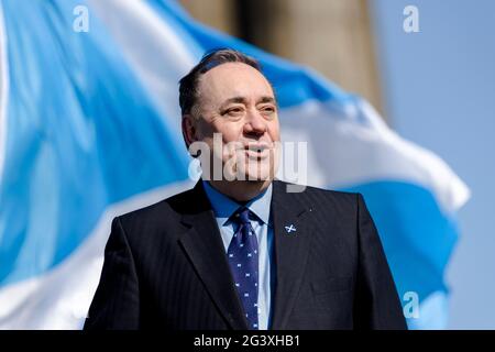 L'ex MSP Alex Salmond inizia la campagna DI ALBA Lothian con i candidati DI ALBA Lothian: Kenny MacAskill, Alex Arthur e Irshad Ahmed sulla collina di Calton a Edimburgo. Credito: Euan Cherry Foto Stock