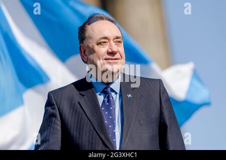 L'ex MSP Alex Salmond inizia la campagna DI ALBA Lothian con i candidati DI ALBA Lothian: Kenny MacAskill, Alex Arthur e Irshad Ahmed sulla collina di Calton a Edimburgo. Credito: Euan Cherry Foto Stock