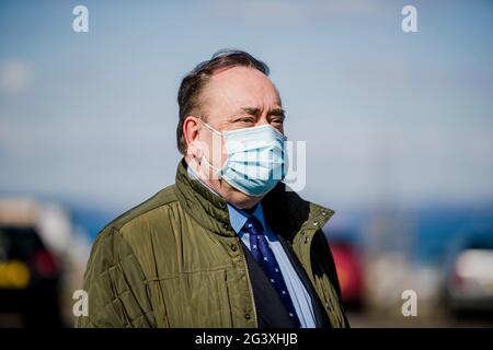 L'ex MSP Alex Salmond inizia la campagna DI ALBA Lothian con i candidati DI ALBA Lothian: Kenny MacAskill, Alex Arthur e Irshad Ahmed sulla collina di Calton a Edimburgo. Credito: Euan Cherry Foto Stock