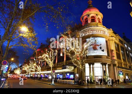 Parigi (Francia): Vista notturna del grande magazzino Printemps, Boulevard Haussmann, nel 9 ° arrondissement (distretto) Foto Stock