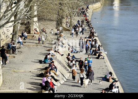 Parigi (Francia): Focolaio di coronavirus, Covid 19. Persone, folla vicino alla Senna il 2021/02/24 Foto Stock