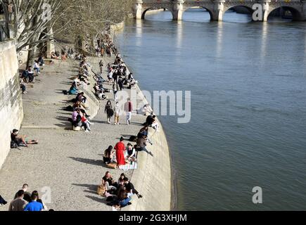 Parigi (Francia): Focolaio di coronavirus, Covid 19. Persone, folla vicino alla Senna il 2021/02/24 Foto Stock