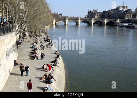 Parigi (Francia): Focolaio di coronavirus, Covid 19. Persone, folla vicino alla Senna il 2021/02/24 Foto Stock