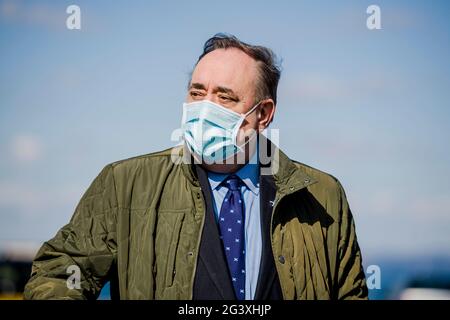 L'ex MSP Alex Salmond inizia la campagna DI ALBA Lothian con i candidati DI ALBA Lothian: Kenny MacAskill, Alex Arthur e Irshad Ahmed sulla collina di Calton a Edimburgo. Credito: Euan Cherry Foto Stock